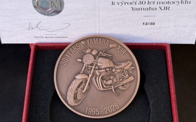 Medaile k 30 . výročí výroby Yamahy XJR – limitovaná číslovaná edice.